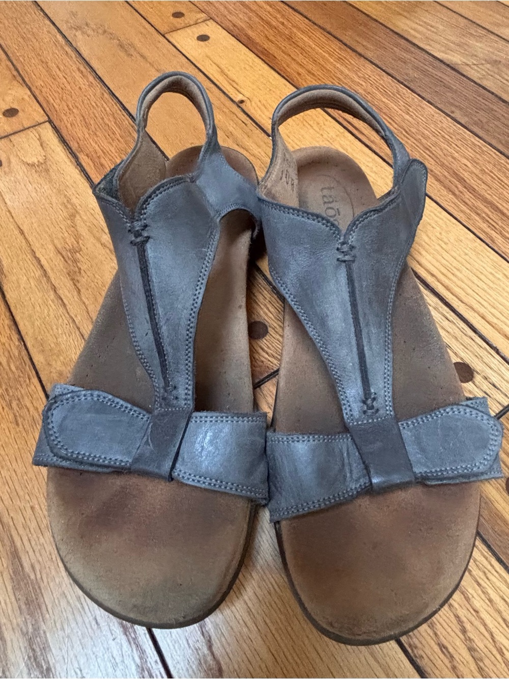Taos "The Show" Steel Gray Leather Comfort T-Strap Sandals Size 10